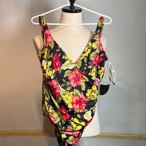 MIRACLESUIT SWIMSUIT - Picture 1 of 6